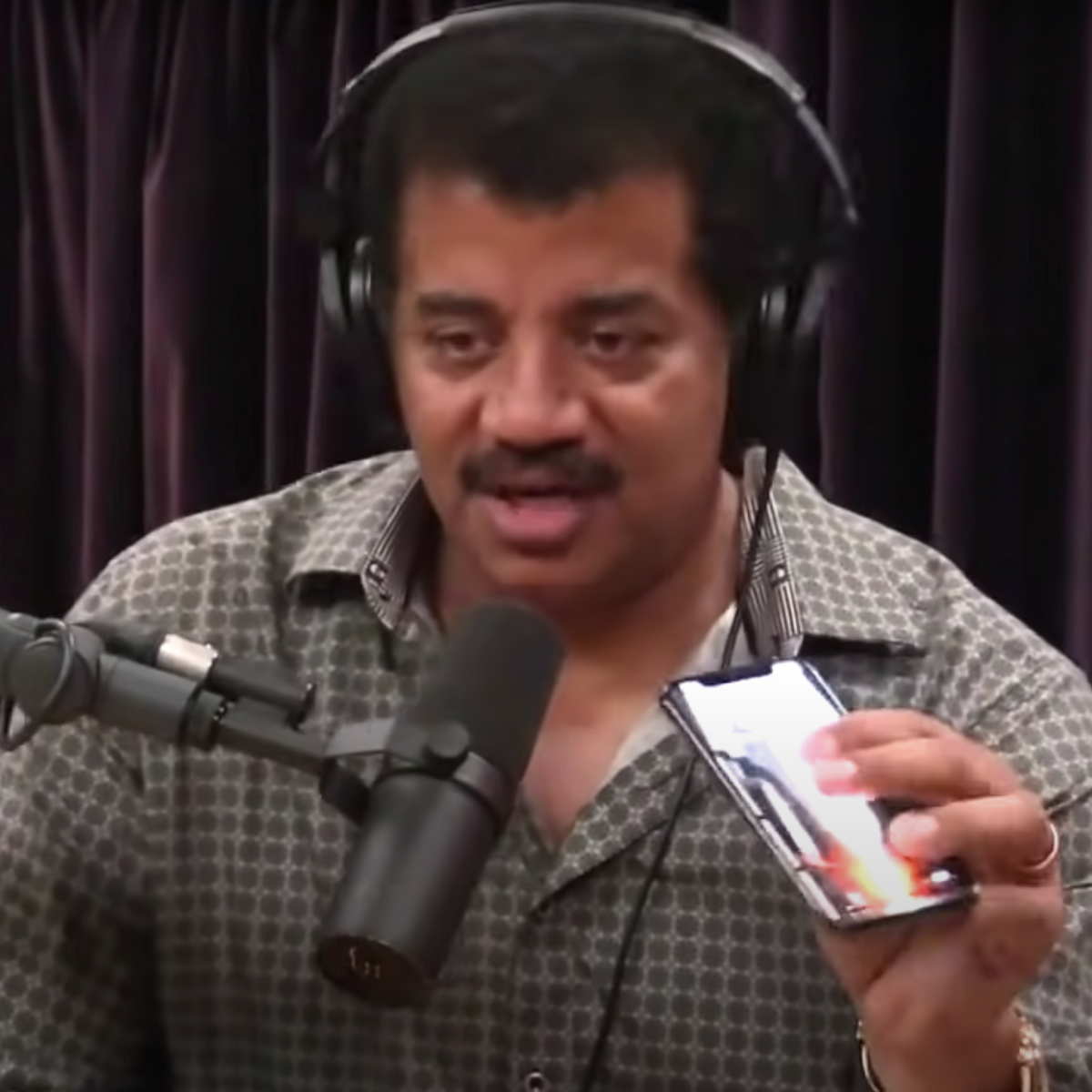 Neil deGrasse Tyson Doesn't Use a Phone Case – Süti Neil deGrasse Tyson Doesn't Use a Phone Case – Süti