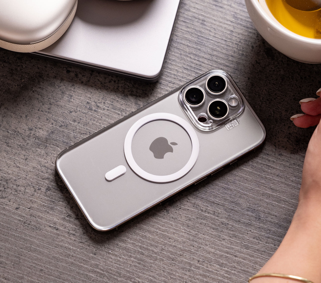 Suti PhoneBack Black iPhone 16 Pro PhoneBacks | The World\u0027s Most Minimalist Phone Case | Süti